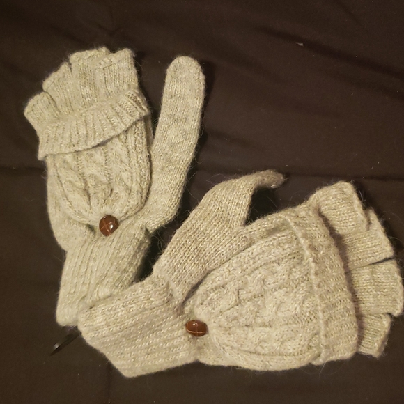 NEW with tag button gloves - Picture 3 of 4